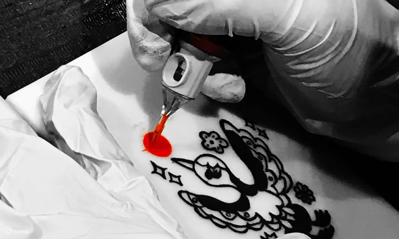 hands making tattoo pattern